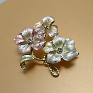 Chic Floral Brooch in Pink and Gold
